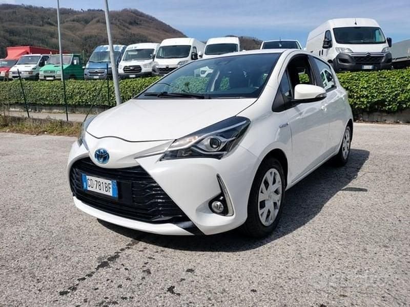 Usata Toyota Yaris Hybrid Business Edition 116 CV (85 kW) 2020 Bianco Berlina