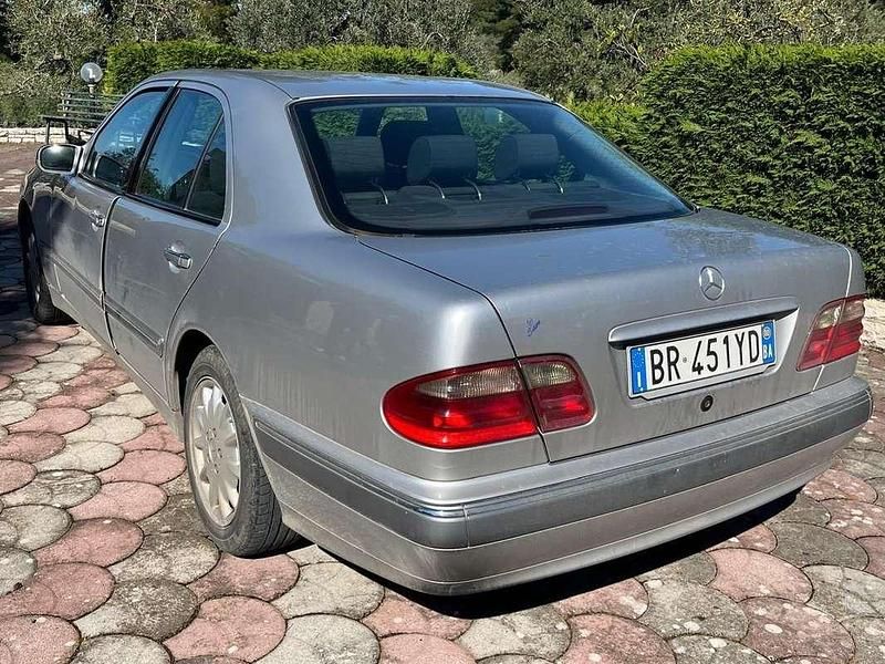 Usata Mercedes E270 Elegance 170 CV (125 kW) 2000 Argento Berlina
