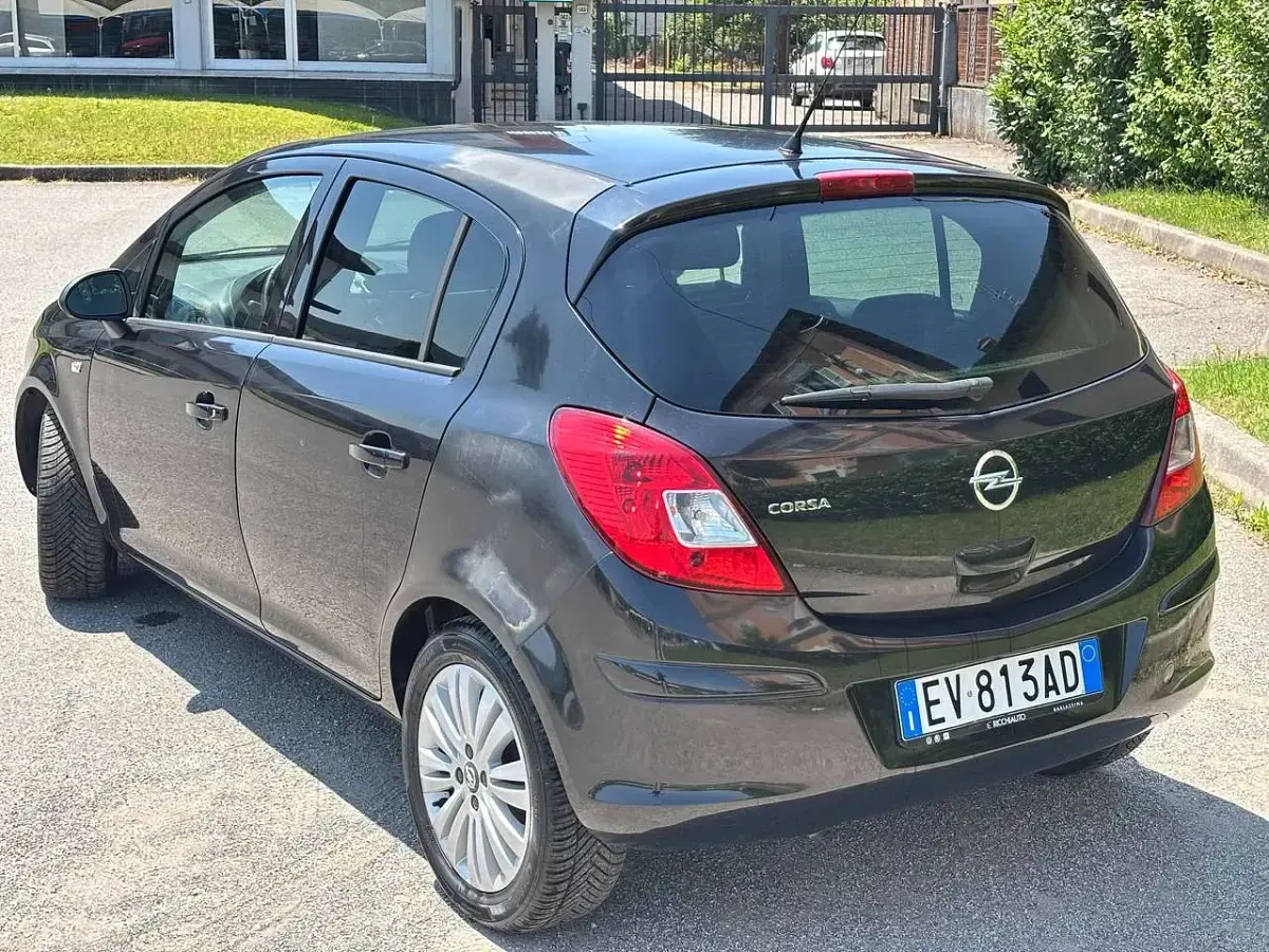 Usata Opel Corsa Edition 86 CV (63 kW) 2014 Nero Utilitaria