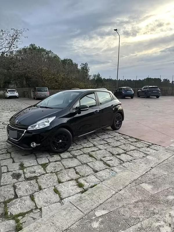Usata Peugeot 208 68 CV (50 kW) 2016 Nero Utilitaria