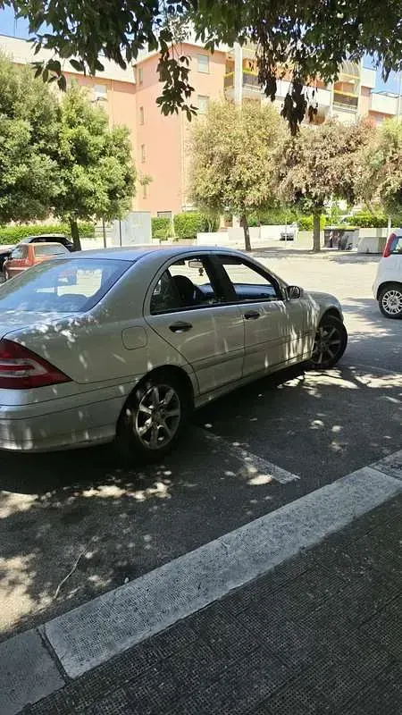 Usata Mercedes C200 Classic 150 CV (110 kW) 2004 Argento Berlina