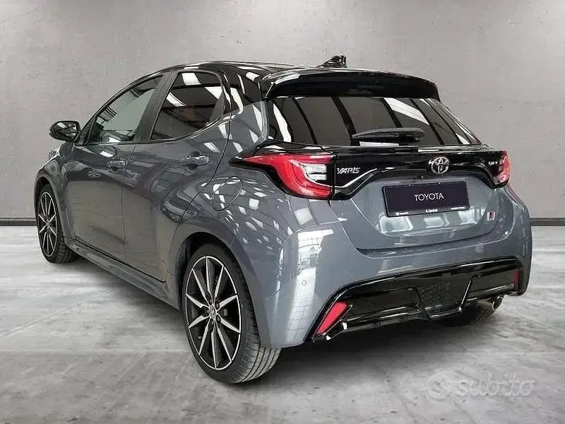 Usata Toyota Yaris Hybrid Sport 131 CV (96 kW) 2025 Grigio Berlina