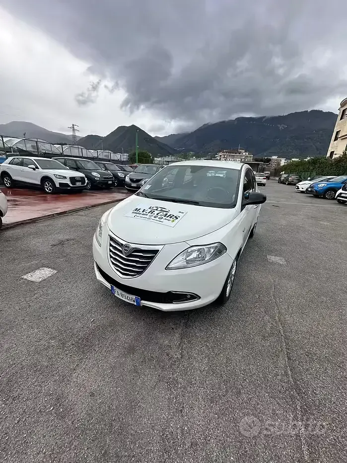 Usata Lancia Ypsilon Platinum 69 CV (50 kW) 2015 Bianco Utilitaria