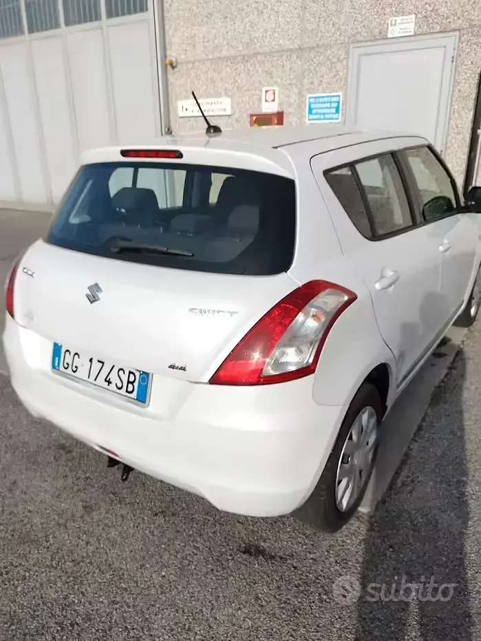 Usata Suzuki Swift 94 CV (69 kW) 2013 Bianco Utilitaria