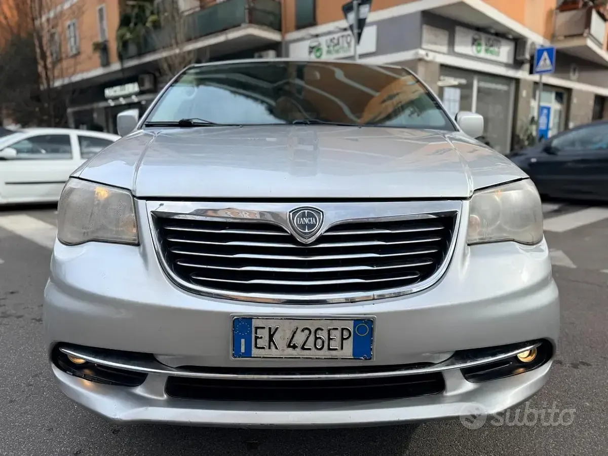 Usata Lancia Voyager 163 CV (119 kW) 2012 Grigio Monovolume