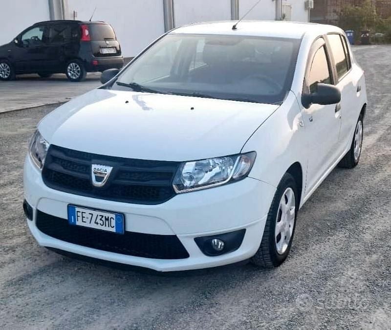 Bianco Usata 2016 Dacia Sandero Lauréate Due volumi | 6500 € (Buon prezzo) - Immagine 1/4