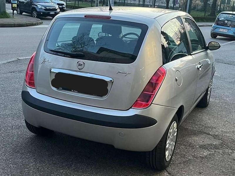 Usata Lancia Ypsilon 69 CV (50 kW) 2005 Argento Utilitaria