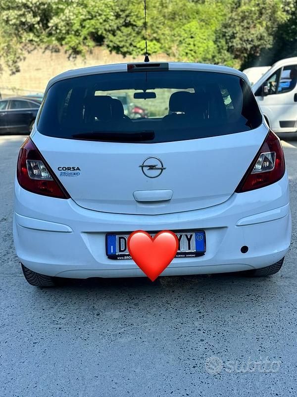 Usata Opel Corsa Edition 85 CV (62 kW) 2010 Bianco Utilitaria