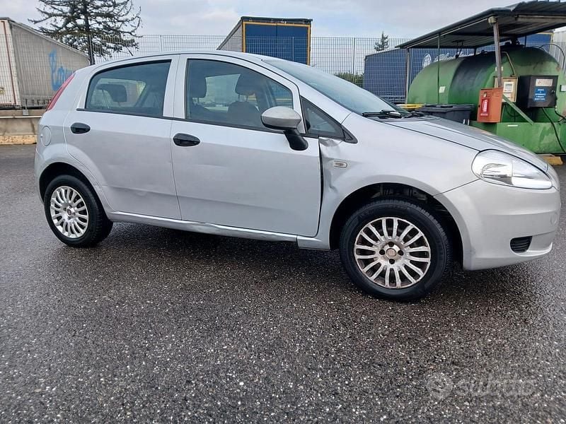 Grigio Usata 2013 Fiat Punto Tre volumi | 500 € (Super prezzo) - Immagine 1/4
