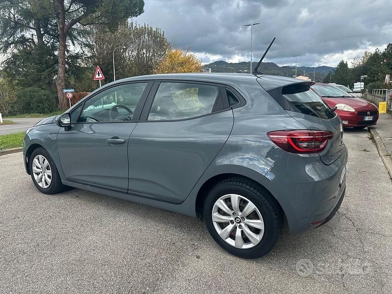 Używany Renault Clio V Life 101 KM (74 kW) 2020 Szary Sedan/Limuzyna