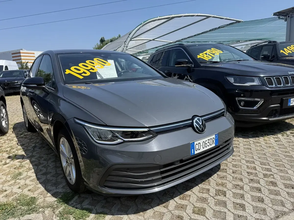 Usata VW Golf VIII Life 110 CV (80 kW) 2020 Grigio Utilitaria