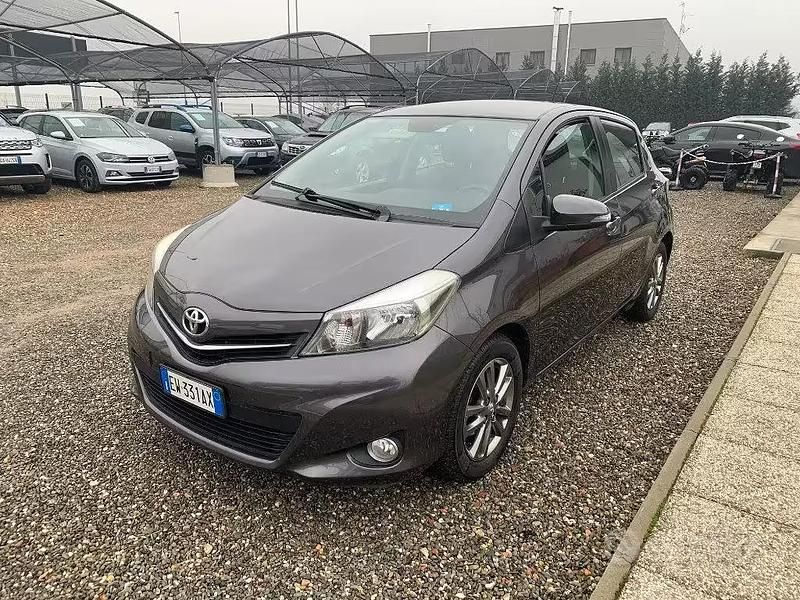 Usata Toyota Yaris Lounge 69 CV (50 kW) 2014 Grigio scuro Utilitaria