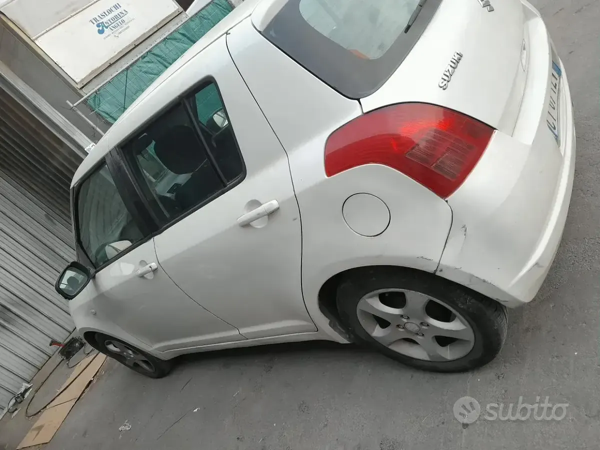 Usata Suzuki Swift 75 CV (55 kW) 2011 Bianco Utilitaria