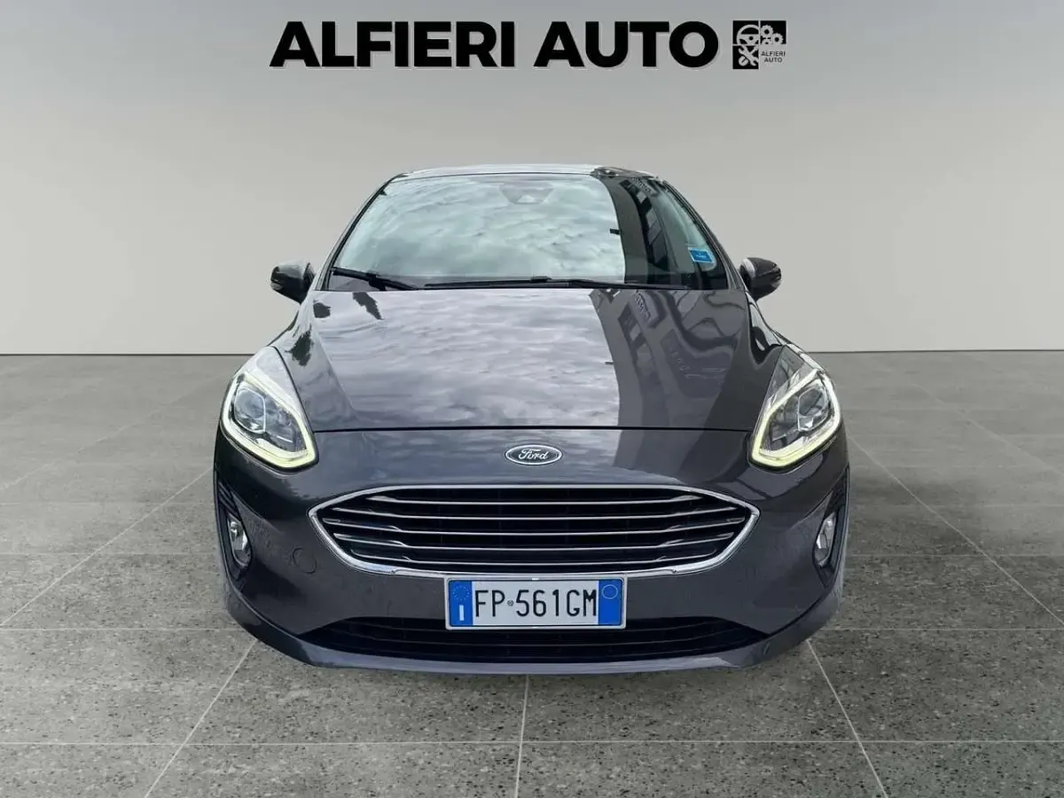 Usado Ford Fiesta Titanium 86 CV (63 kW) 2018 Gris Utilitario