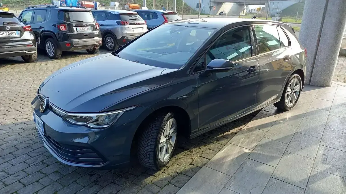 Usata VW Golf VIII Life 110 CV (80 kW) 2022 Dolphin grey metall Berlina