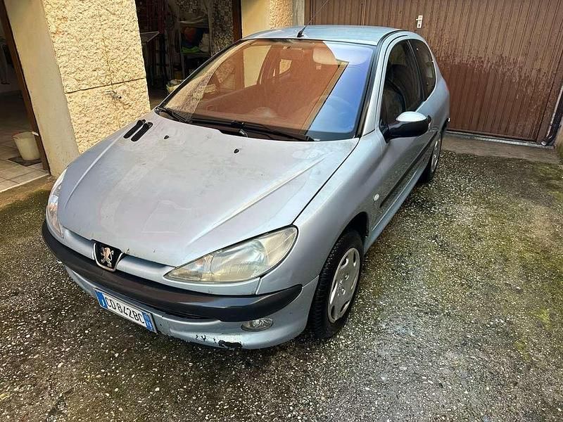 Blu/azzurro Usata 2002 Peugeot 206 Tre volumi | 850 € (Buon prezzo) - Immagine 1/4