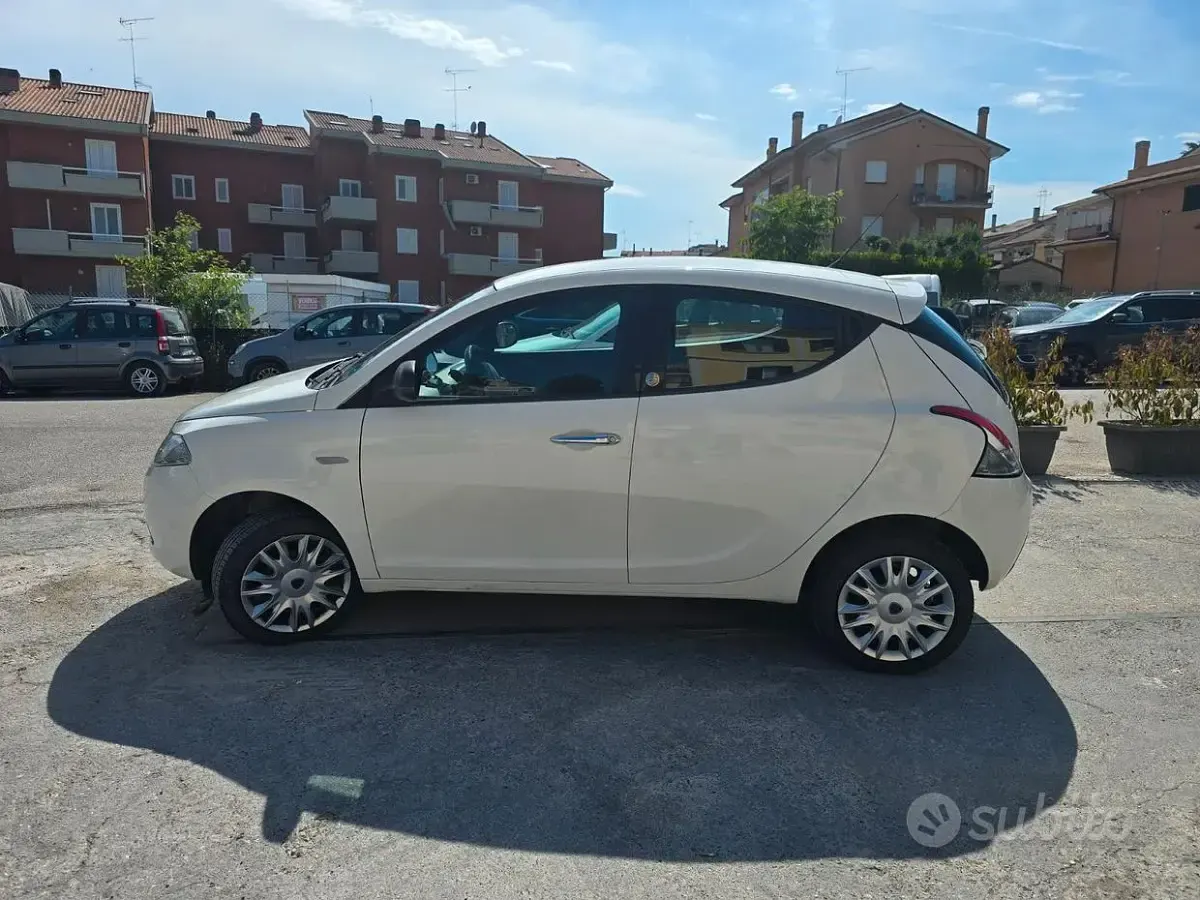 Usata Lancia Ypsilon 85 CV (62 kW) 2013 Bianco Utilitaria