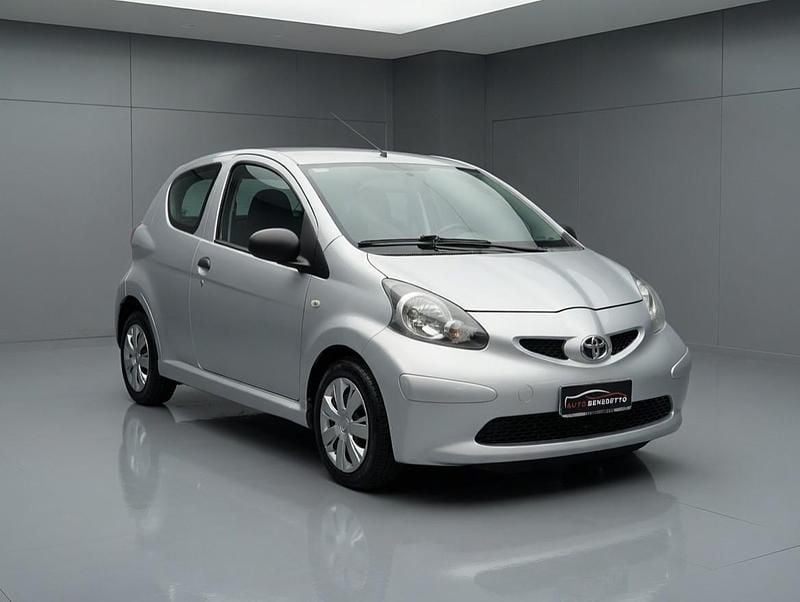 Usata Toyota Aygo Sol 68 CV (50 kW) 2008 Argento Utilitaria