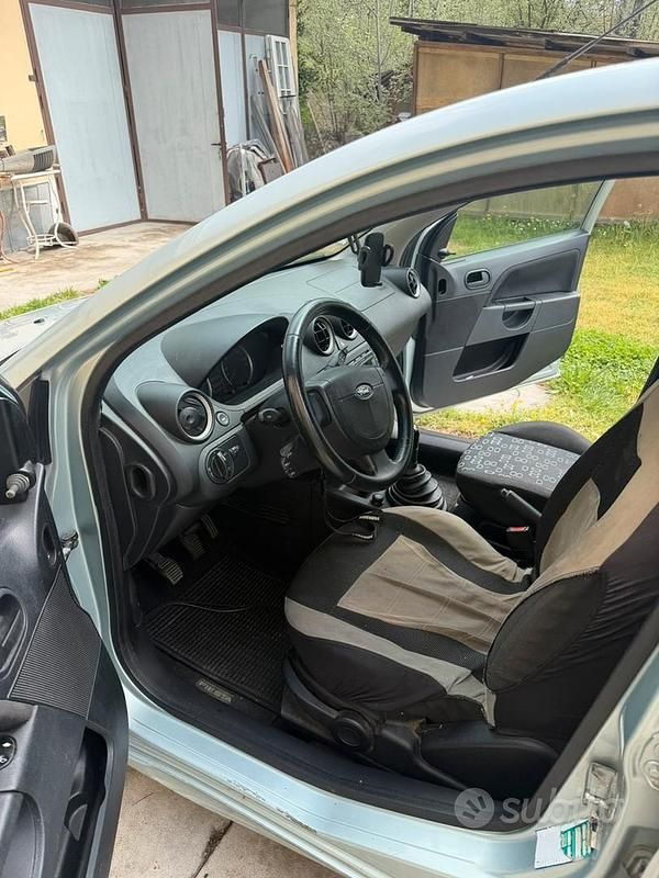 Begagnad Ford Fiesta 75 HK (55 kW) 2004 Halvkombi