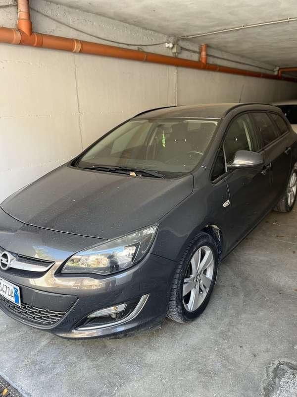 Usata 2014 Opel Astra Cosmo Tre volumi | 5800 € (Buon prezzo) - Immagine 1/4