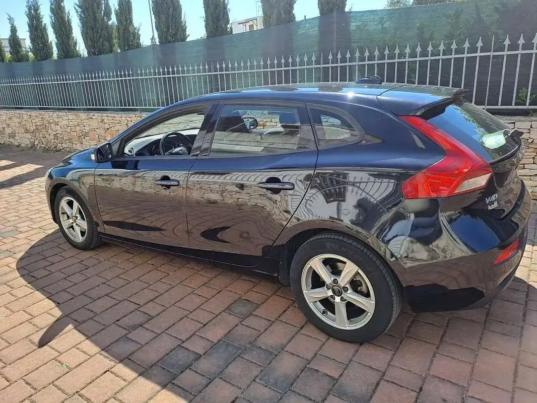 Usata Volvo V40 Kinetic 115 CV (84 kW) 2014 Nero Berlina