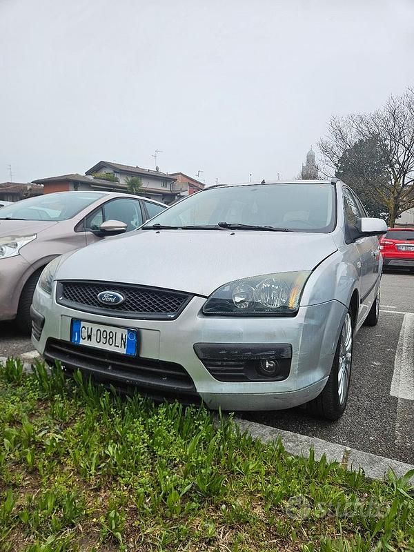 Usata Ford Focus Style 90 CV (66 kW) 2005 Grigio Station wagon