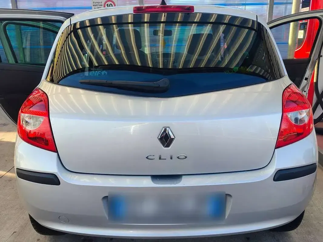 Usata Renault Clio III LE 86 CV (63 kW) 2008 Argento Berlina