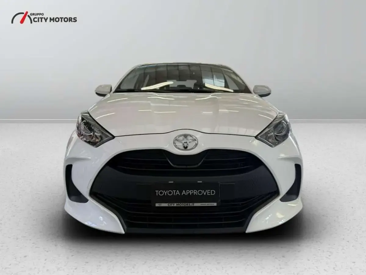 Usata Toyota Yaris Hybrid Active 116 CV (85 kW) 2024 Bianco Berlina