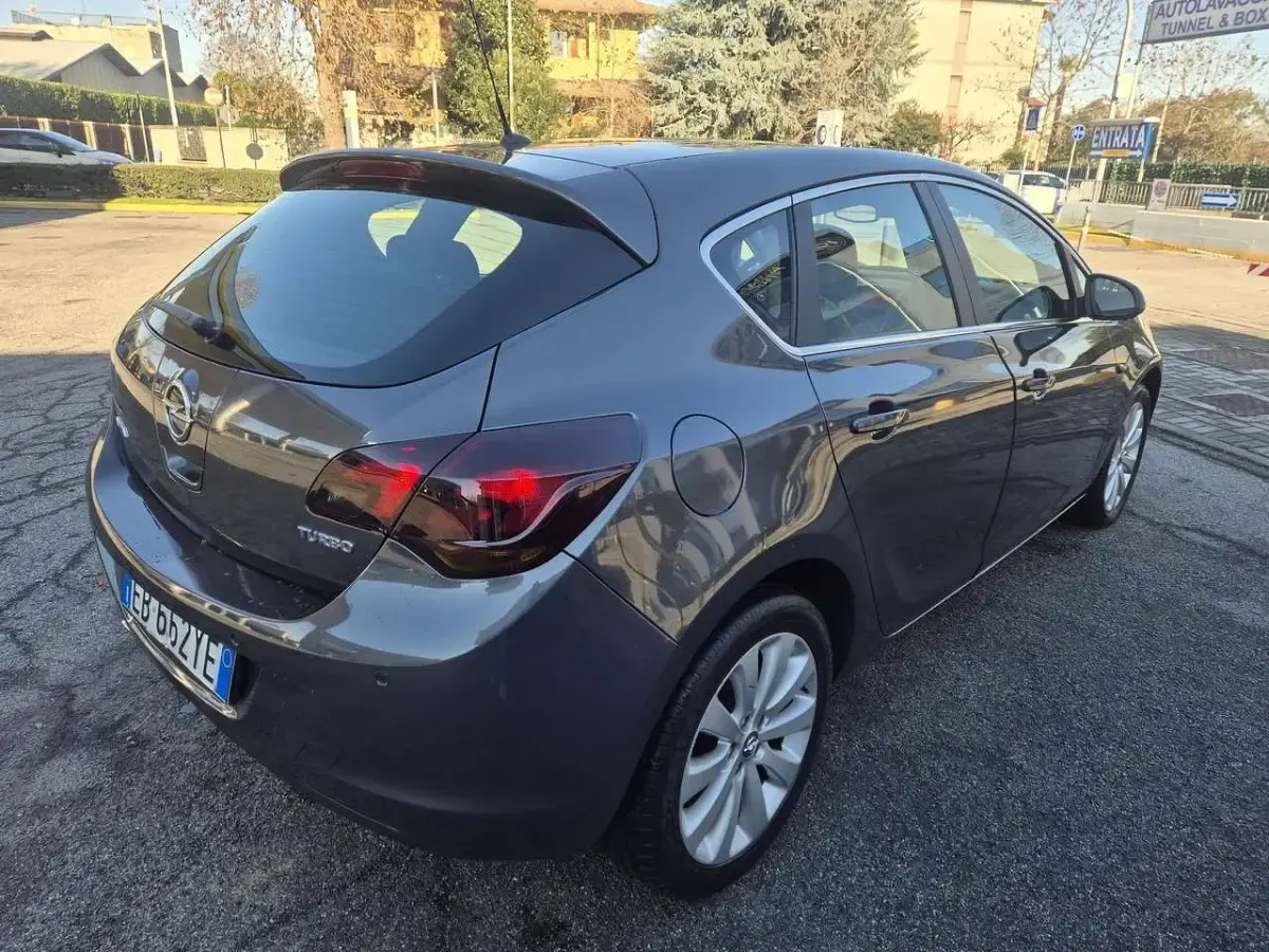 Usata Opel Astra Cosmo 140 CV (102 kW) 2010 Other Berlina