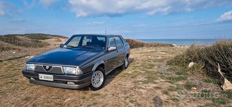 Usata Alfa Romeo 75 148 CV (108 kW) 1988 Grigio Berlina