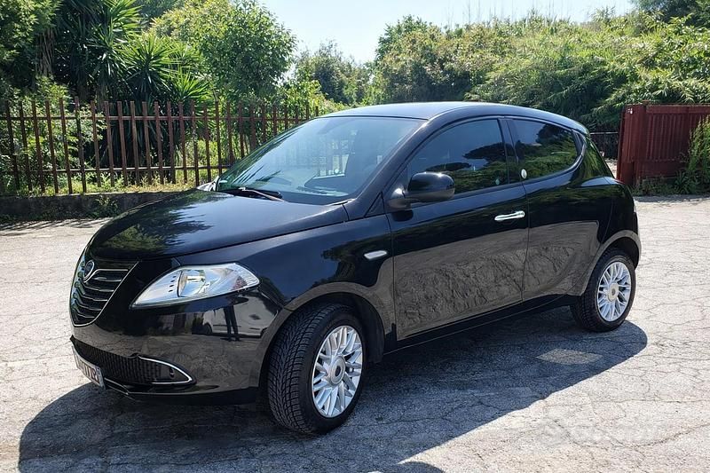Usata Lancia Ypsilon 85 CV (62 kW) 2015 Nero Utilitaria