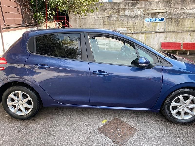 Usata Peugeot 208 68 CV (50 kW) 2015 Blu Utilitaria
