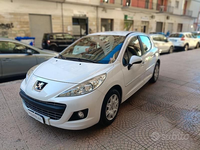 Bianco Usata 2011 Peugeot 207 Tre volumi | 4790 € (Molto cara) - Immagine 1/4