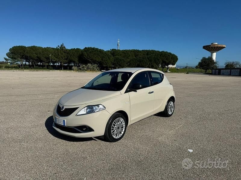 Usata Lancia Ypsilon 69 CV (50 kW) 2017 Bianco Utilitaria