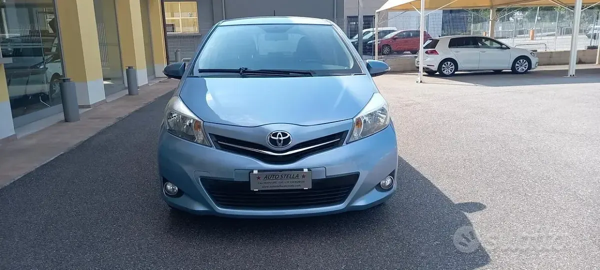 Usata Toyota Yaris Active 69 CV (50 kW) 2014 Blu Utilitaria