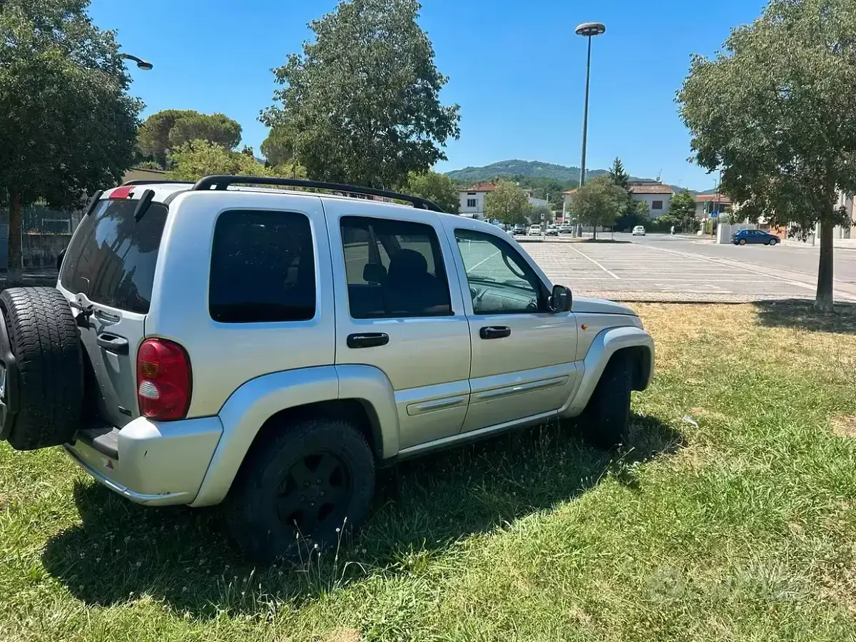 Usata Jeep Cherokee 143 CV (105 kW) 2003 Grigio SUV