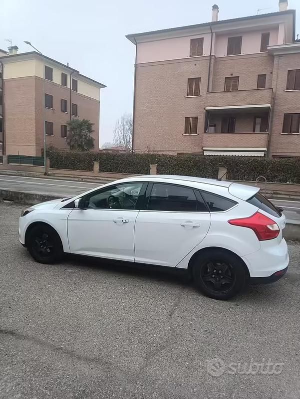Begagnad Ford Focus 120 HK (88 kW) 2014 Vit Sedan