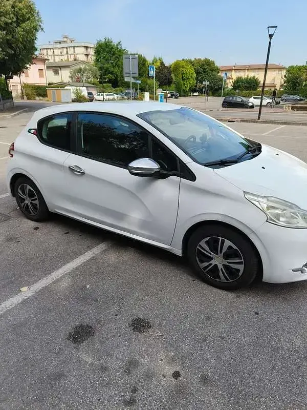 Usata Peugeot 208 Access 82 CV (60 kW) 2013 Bianco Utilitaria