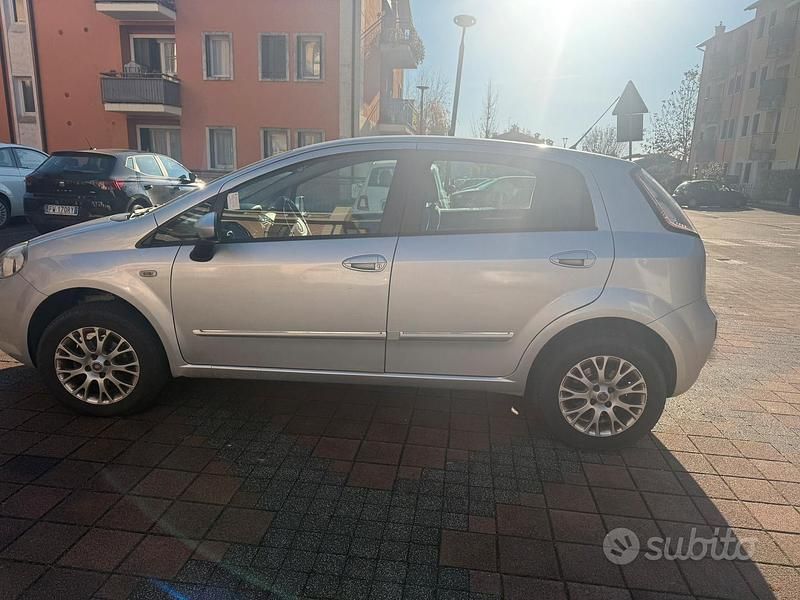 Usata Fiat Grande Punto 77 CV (56 kW) 2011 Grigio Utilitaria