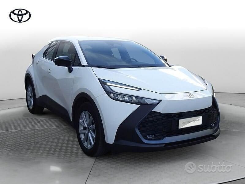 Usata Toyota C-HR Active 140 CV (102 kW) 2024 Bianco SUV