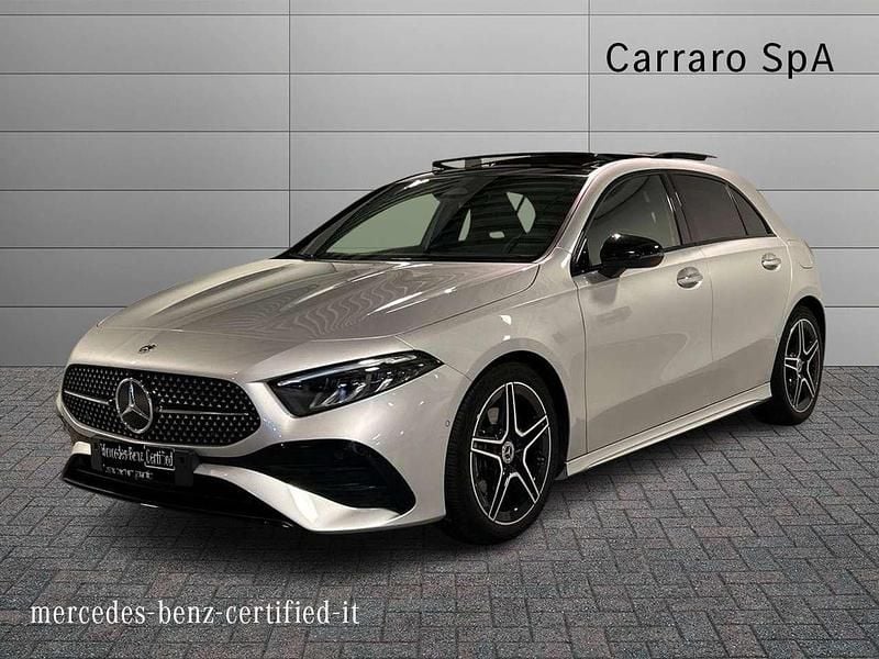 Argento metallizzato Usata 2023 Mercedes A180 Advanced Plus Tre volumi | 32.400 € (Buon prezzo) - Immagine 1/4