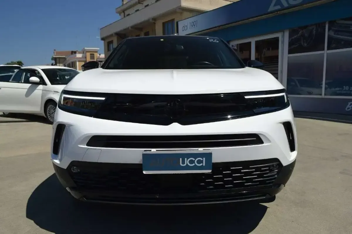 Usata Opel Mokka Elegance 131 CV (96 kW) 2023 Bianco tetto nero SUV