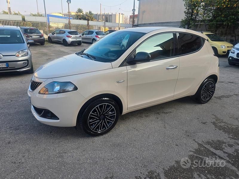 Usata Lancia Ypsilon Gold 69 CV (50 kW) 2022 Beige Utilitaria