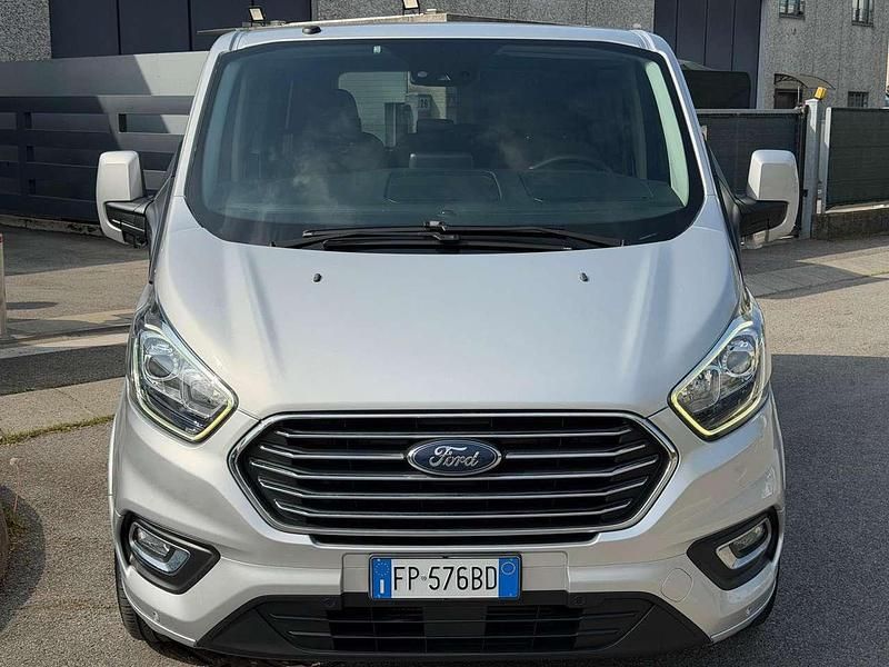 Usata Ford Tourneo Custom Titanium 131 CV (96 kW) 2018 Argento fioretto metallizzato Furgone