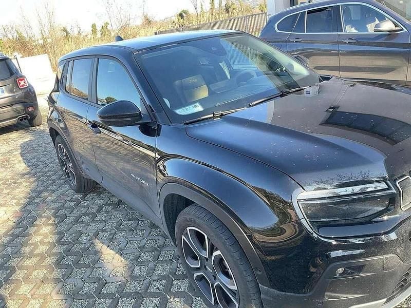 Begagnad Jeep Avenger Summit 101 HK (74 kW) 2023 Svart SUV