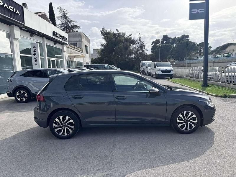 Begagnad VW Golf VIII Active 131 HK (96 kW) 2022 Grå Halvkombi