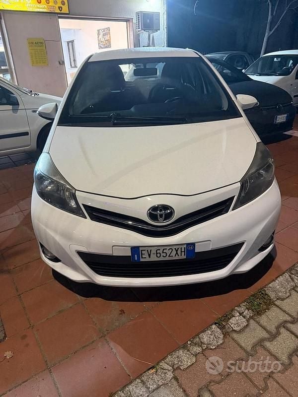 Bianco Usata 2014 Toyota Yaris Active Tre volumi | 7800 € (Buon prezzo) - Immagine 1/4