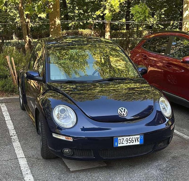 Usata VW New Beetle 105 CV (77 kW) 2009 Blu Utilitaria