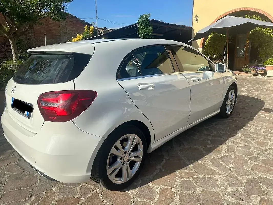 Usata Mercedes A180 109 CV (80 kW) 2017 Bianco Utilitaria