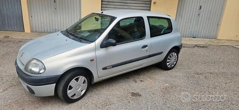 Usata Renault Clio II 58 CV (42 kW) 1999 Grigio Berlina